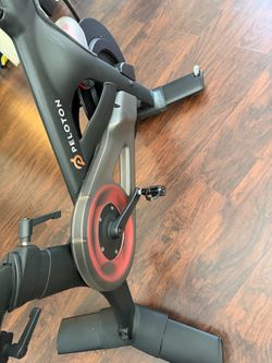 Peloton Original Bike w/ HD Touchscreen – Good Condition