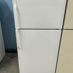 White 18 Cubic Foot Refrigerator 
