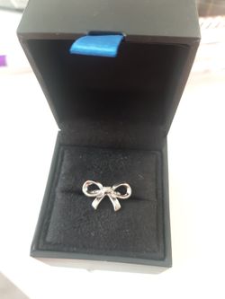 925 Sterling silver Bow RING WITH A REAL SMALL DIAMOND In The CENTER, Size 6