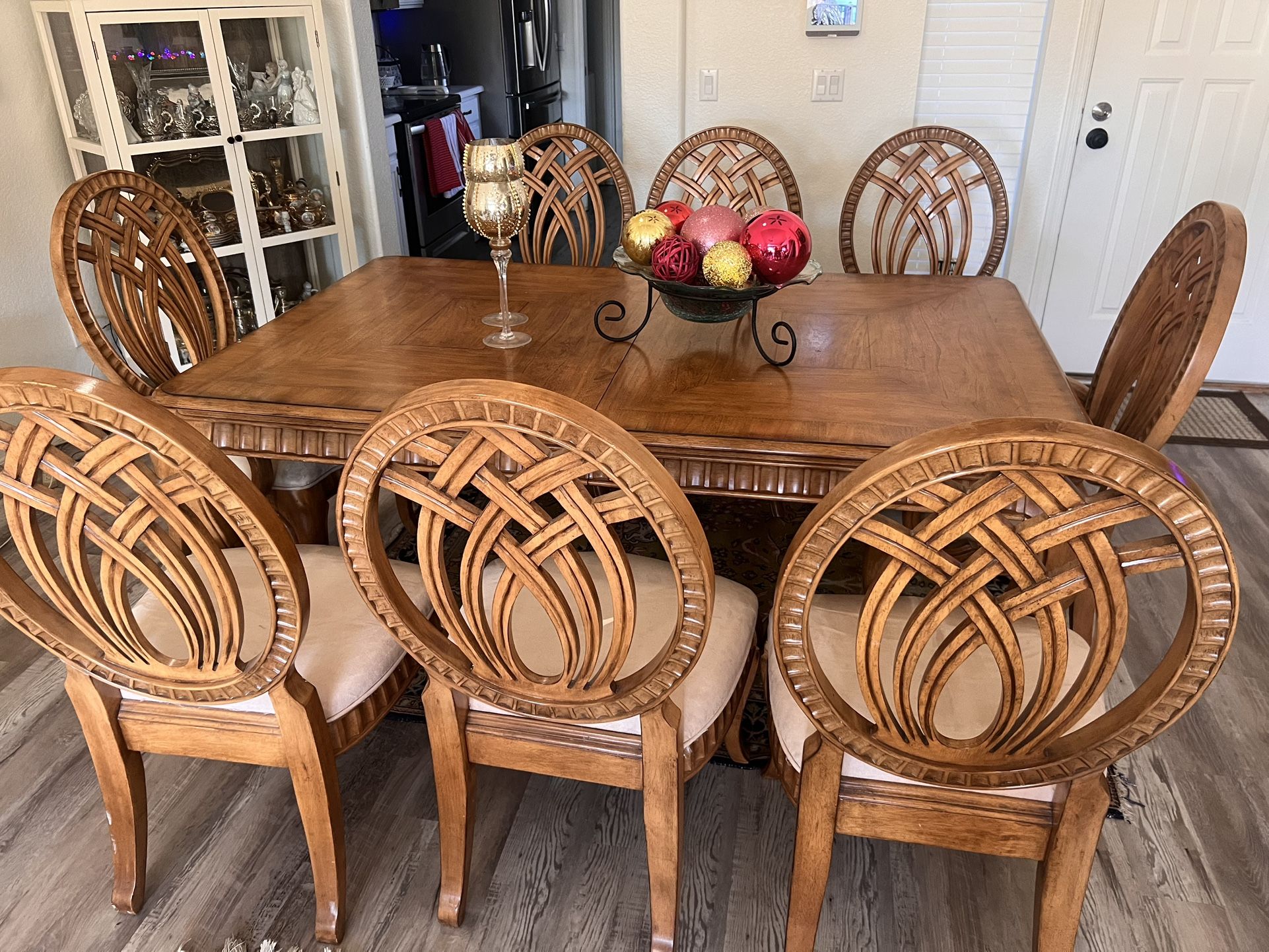 Extendeble Dinning Table With 8 Chairs