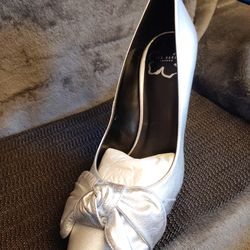 Ted Baker Ryal metallic silver bow court pumps.  Size  8-8 .5