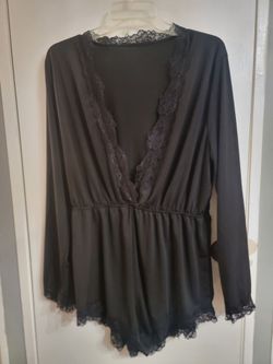 ASTR black long-sleeve romper with V-neckline floral lace trim size 2XL
