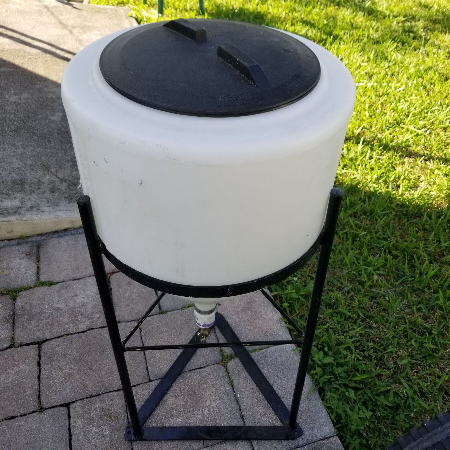 16-20 Gallon Water tank with metal stand