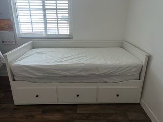 IKEA Hemnes Daybed Twin/King w/mattresses &  3 drawers $450