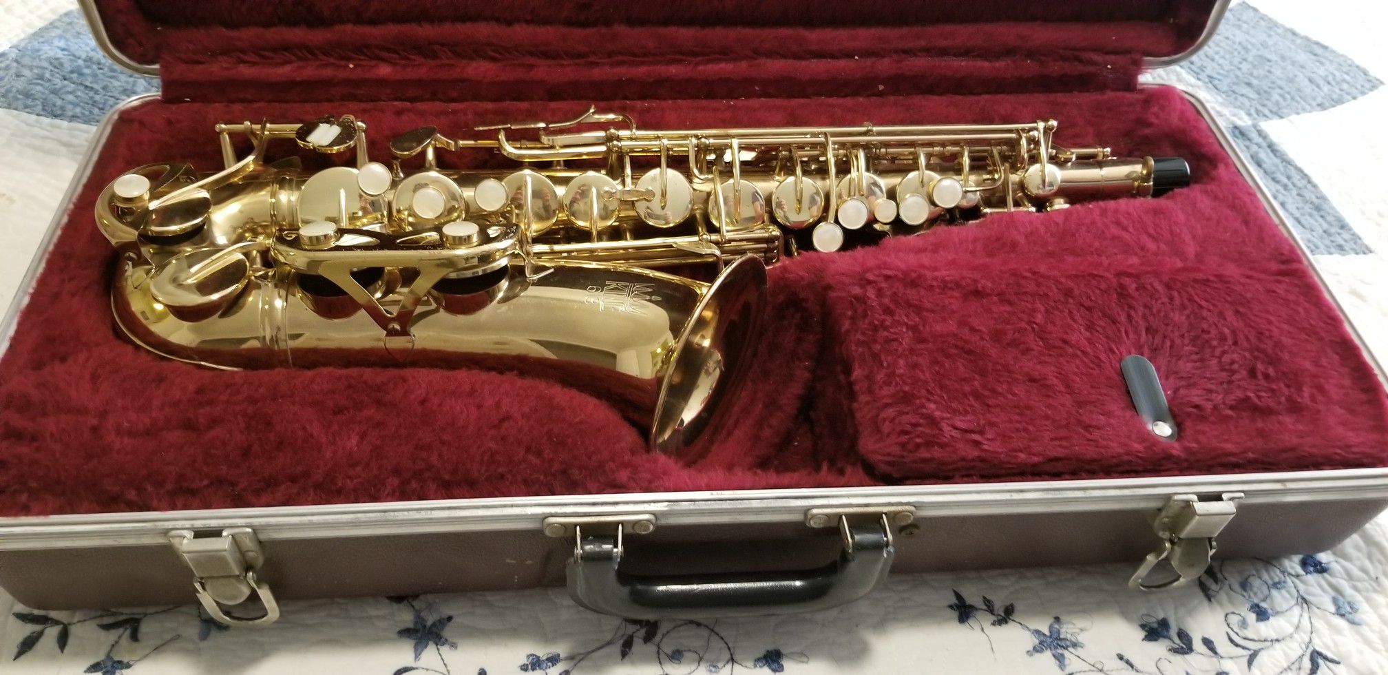King 613 alto saxophone .