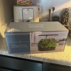 Hydroponic Planter with LED Grow Light