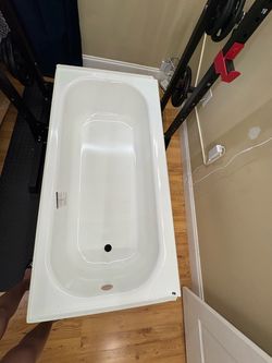 White Alcove Bathtub