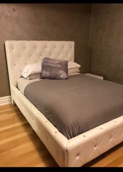 Queen bedframe