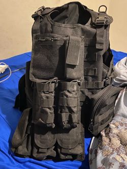 Black tactical vest (adjustable)