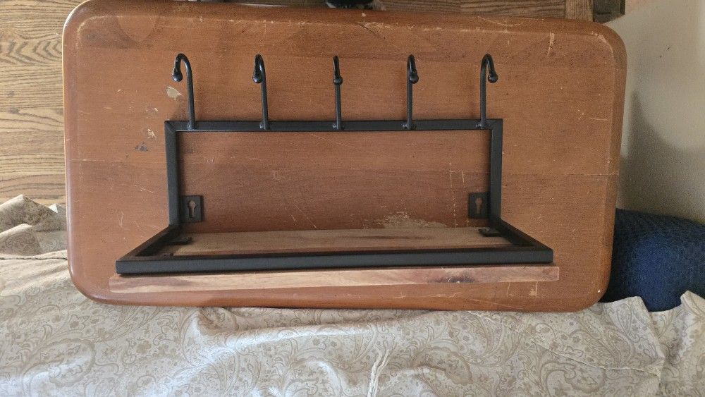 WALL SHELVE/KEY HOOKS