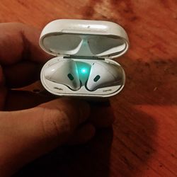 “AirPods”