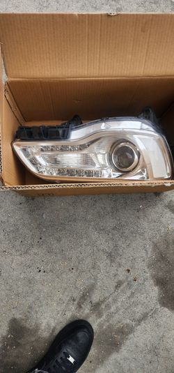 2015 Chrysler, 300 RH hologen head light.