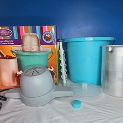 New Nostalgia Electrics 4 quart ice cream maker