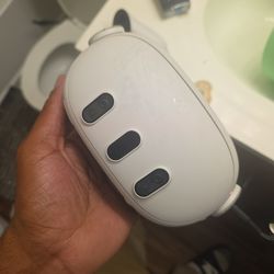 Meta queat 3 512 gb with elite strap.