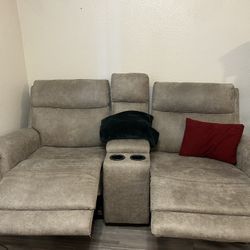 2 Piece Reclinjng Couch 