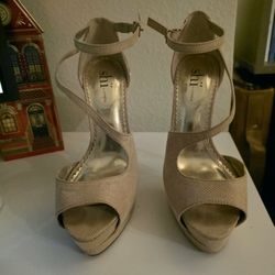 Nude Leather With Gold Heel Beautiful Shoe Sz 6