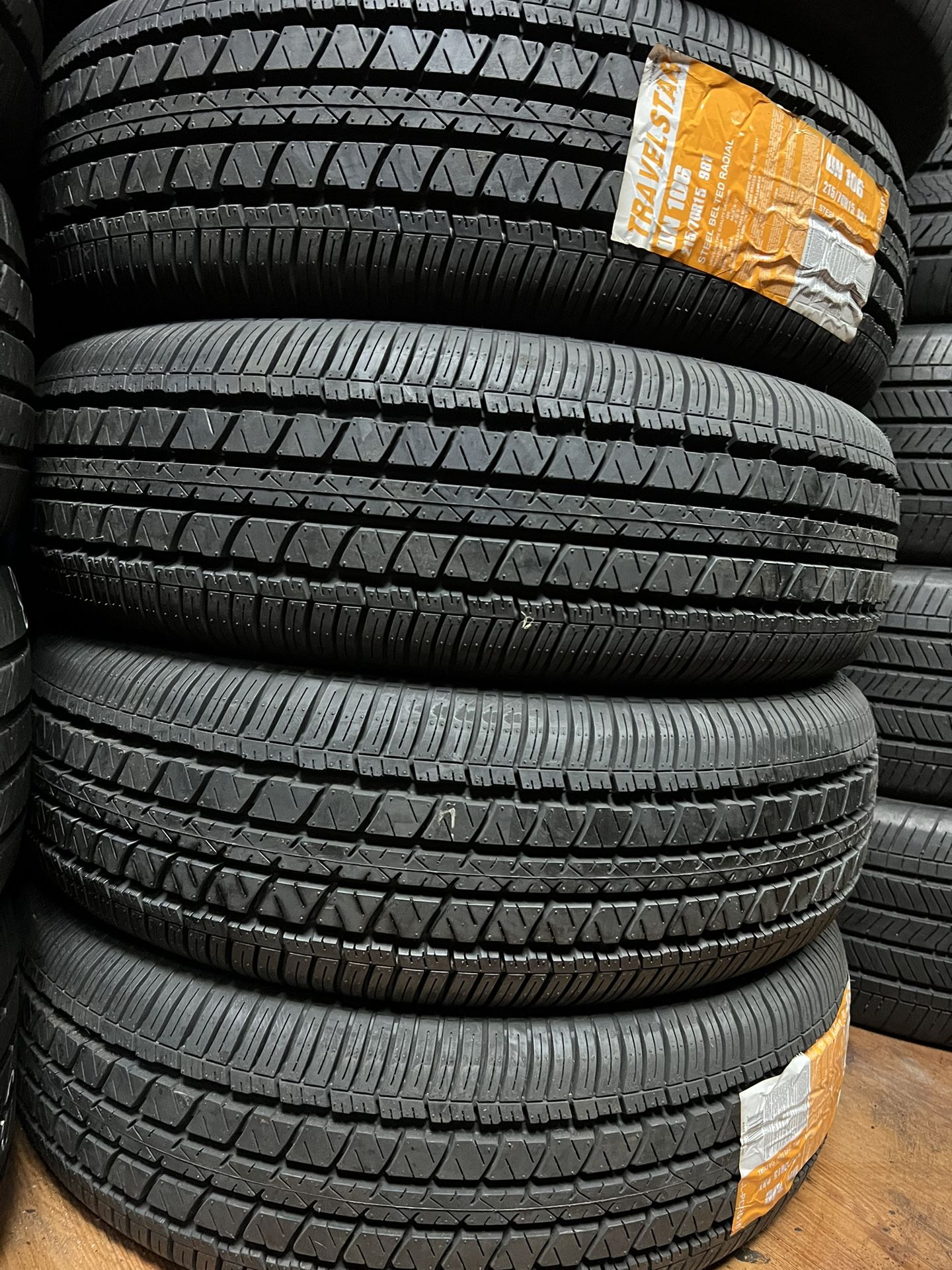 215 70 15 Nueva $100 Cada Una $100 Each One