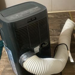 Portable Window A/c with exhaust pipe and remote (no window cover)