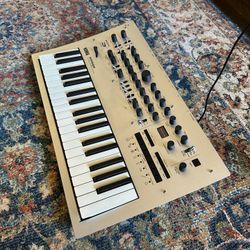 KORG MINILOGUE 4-VOICE POLYPHONIC ANALOG SYNTHESIZER