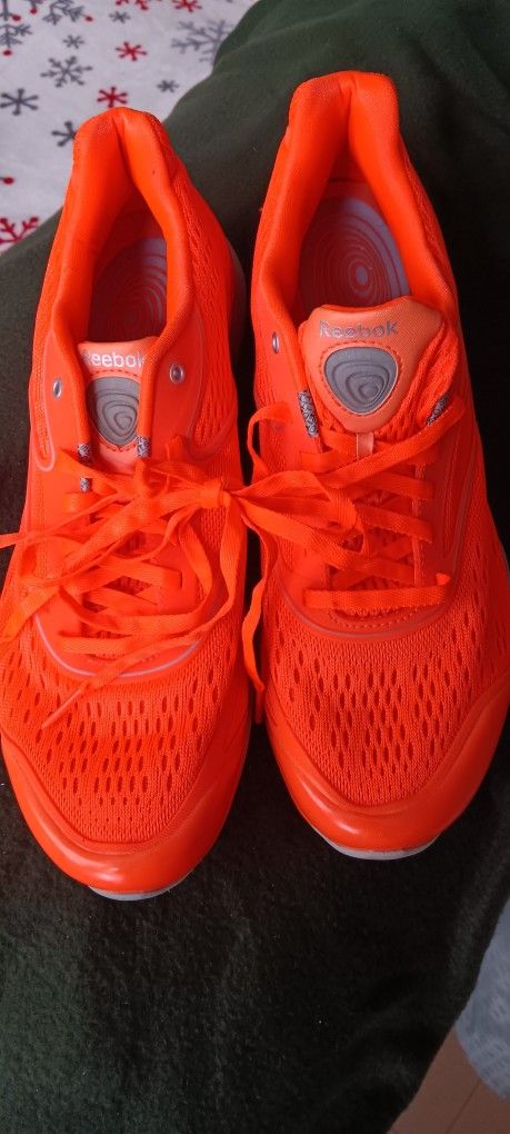 REEBOK EASYTONES SIZE 9 