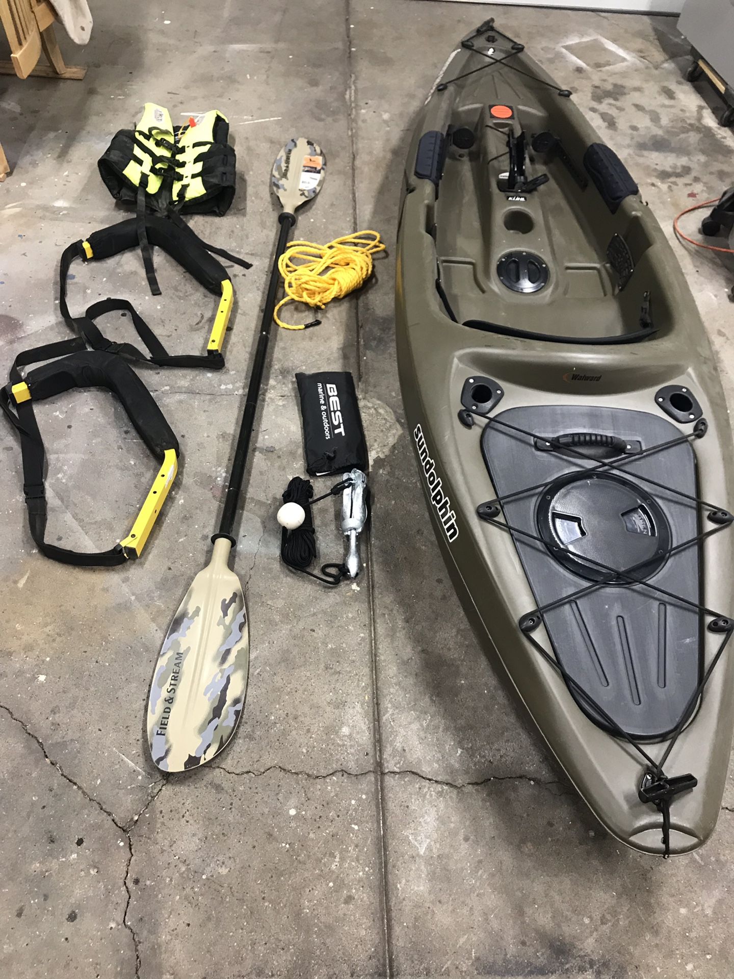Sundolphin 10’ fishing kayak