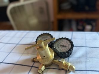 Nitrogen Regulator with Dual Gauges