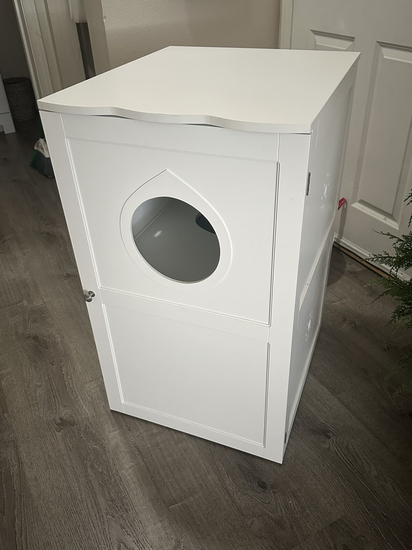 Enclosed Litter Box