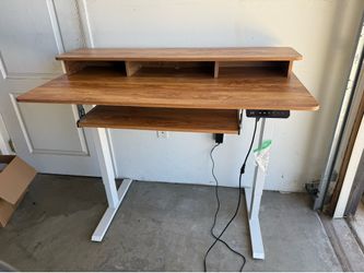 Adjustable standing desk