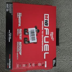 Milwaukee
M18 FUEL 18V Lithium-Ion Brushless Cordless Hammer Drill and Impact Driver Combo Kit (2-Tool) with 2 Batteries