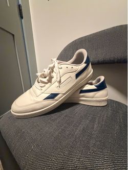 White casual tennis shoes