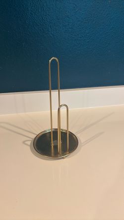 Metal paper towel holder