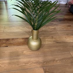 Gold vases 