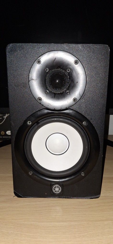 Yamaha HS5 Powered Studio Monitor For Sale - Read The Description -