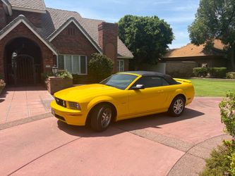 06 Mustang GT convertible like new