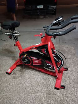 D686 Fitness Indoor cycling bike like Pelaton