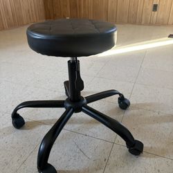 Nail Teach Rolling Chair 