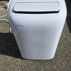 Toshiba 12 000 BTU (8 000 BTU DOE) 115V Portable Air Conditioner RAC-PD1213CWRU
