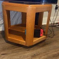 WOODEN END TABLE / SIDE TABLE