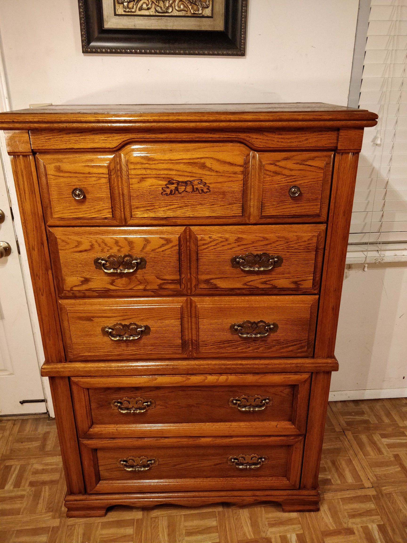 Big (BROYHILL) chest dresser with big drawers, made in USA, all drawers sliding smoothly, pet free smoke free,let me know when can you come to see it