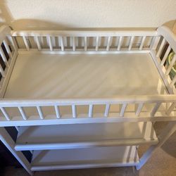 Changing table with changing pad