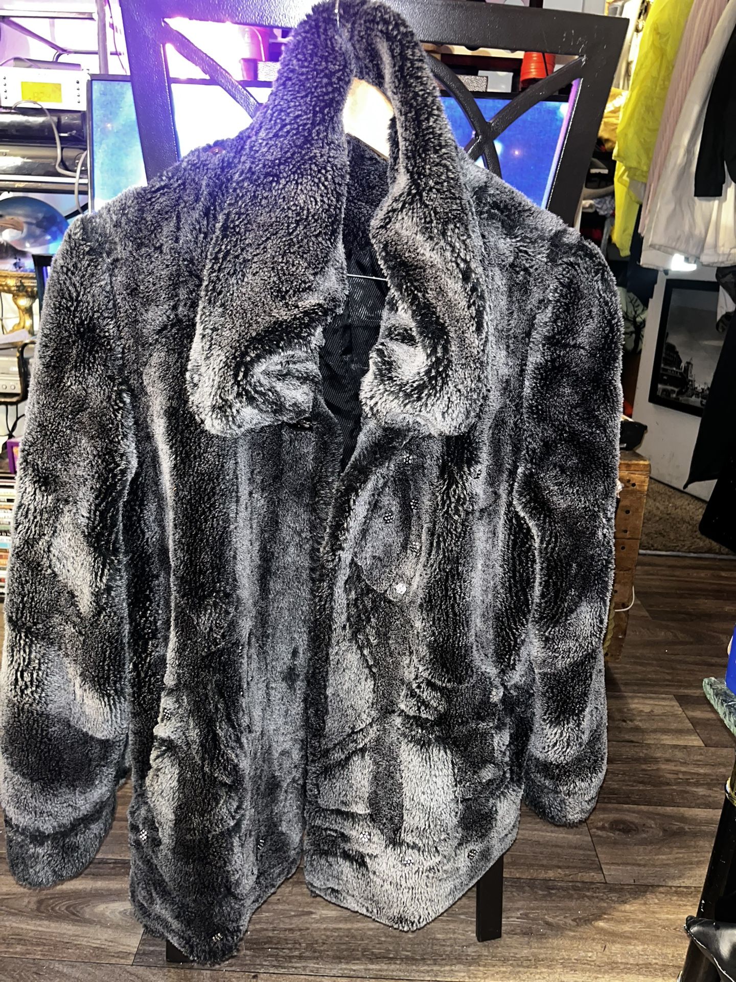 Woman’s Size L Warm Jacket With Small Blinged Flowers All Around. In Good Condition Located Off Lake Mead And Simmons Area Asking $10