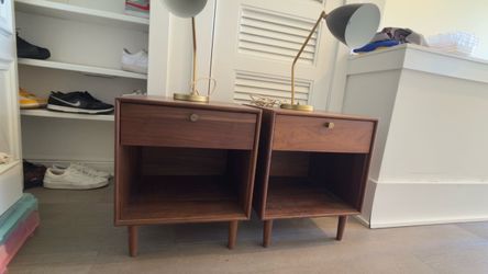 2 copeland night stands and 2 black lamps