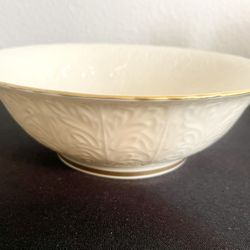 ⭐️ESTATE SALE⭐️Vintage Lenox Wellington Collection  Ivory Embossed Serving / Fruit Bowl