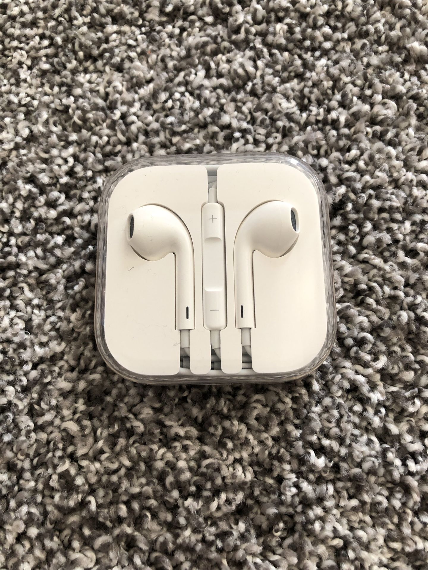 Apple Wired Earbuds - NEW