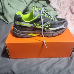 Nike Initiator (With Box/new Only Wore Once)