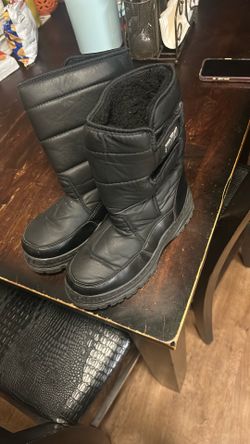 Snow boots