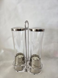 Pampered Chef Salt And Pepper Grinder Set With Stand