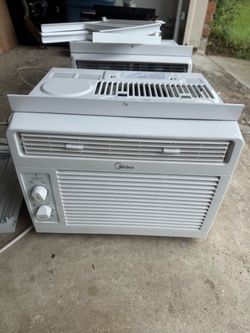 A/C WINDOW UNIT BLOWS COLD!!