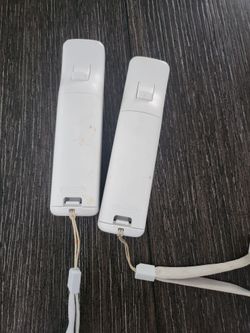 Wii controllers (2)