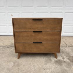 ‼️WAY FAIR WALNUT 3 DRAWER DRESSER‼️FOR SALE 250$ OR BEST OFFER‼️GOOD CONDITION🚚DELIVERY AVAILABLE🚚